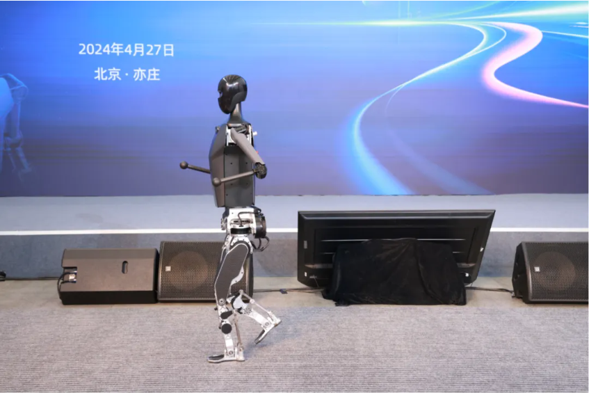 北京人形机器人创新中心发布全球首个纯电驱拟人奔跑的全尺寸人形机器人“天工”